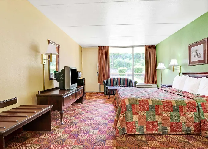 Super 8 By Wyndham Nashville Near Downtown / I-40