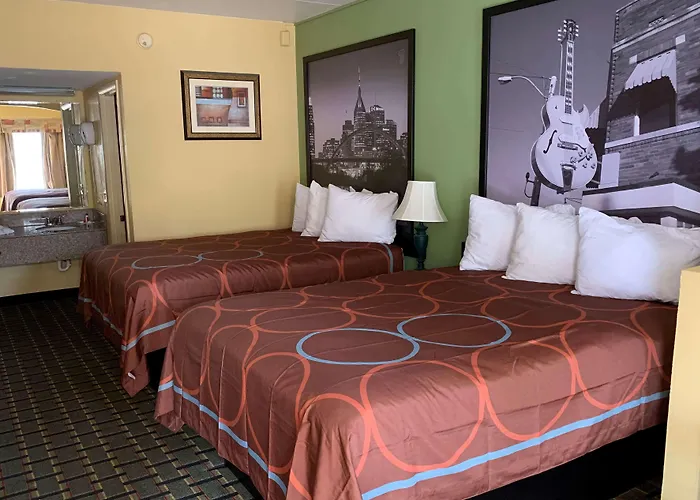 Super 8 By Wyndham Nashville Near Downtown / I-40