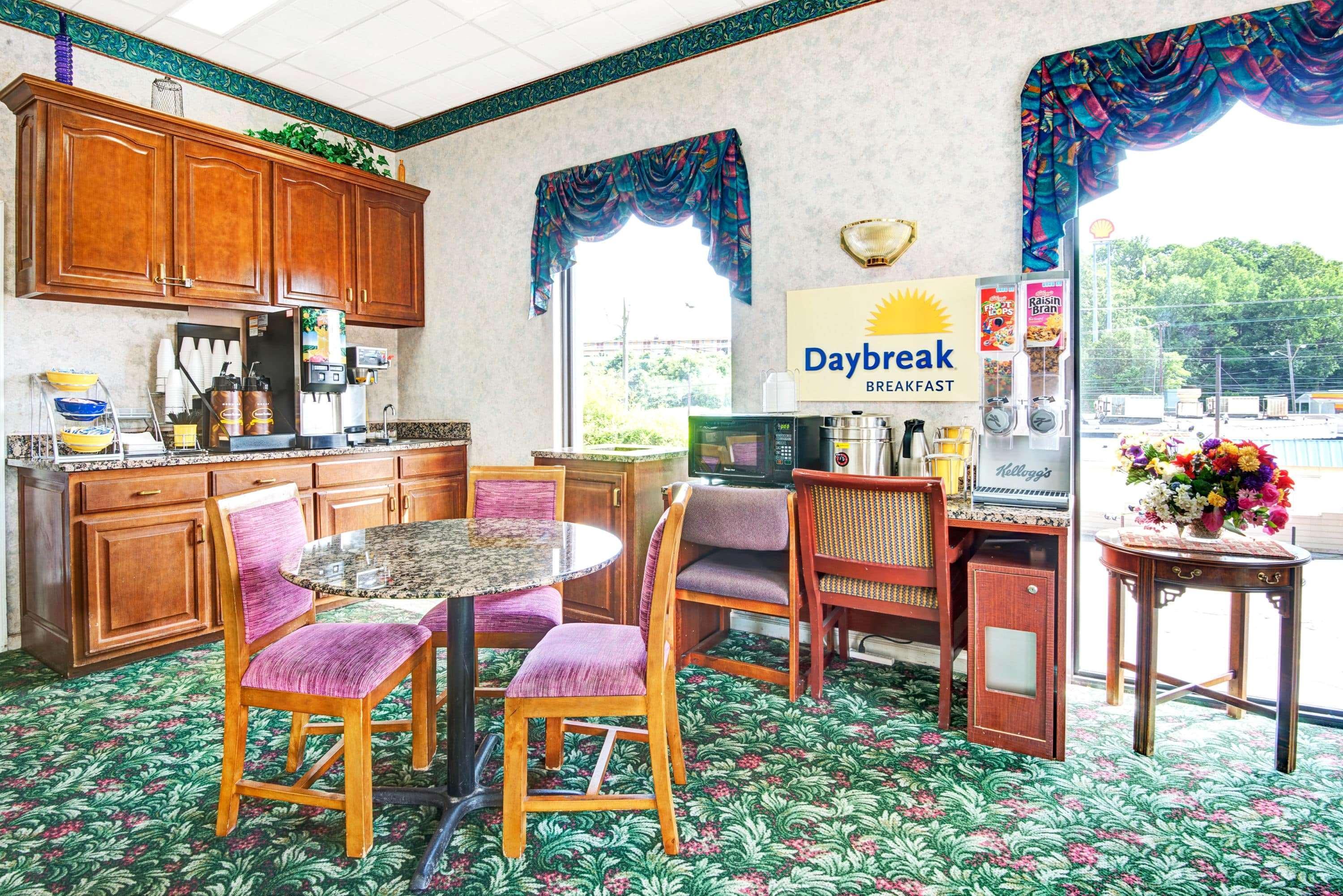 Super 8 By Wyndham Near Downtown / I-40 Hotel 2*