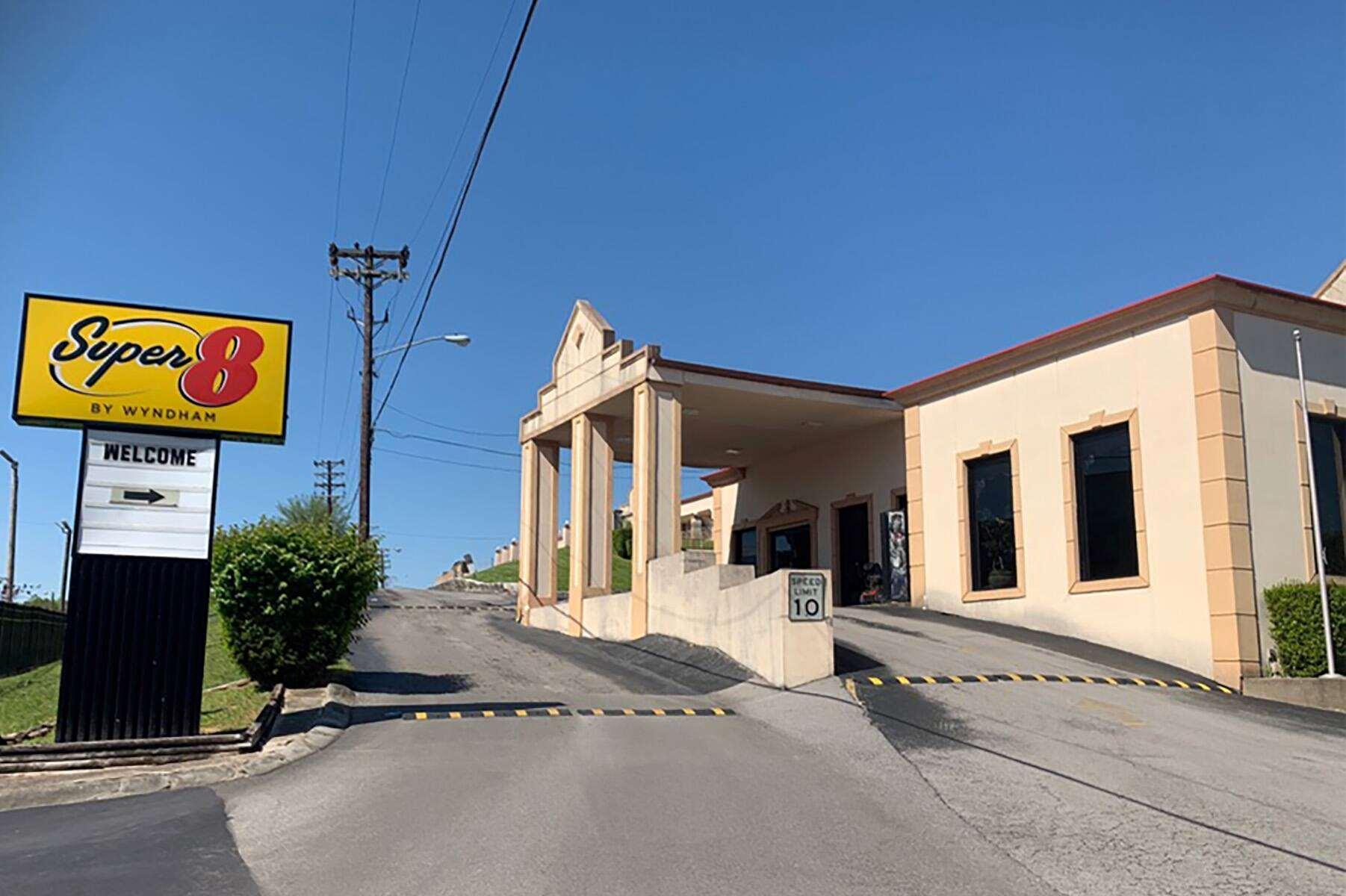 Hotel Super 8 By Wyndham Near Downtown / I-40