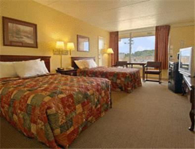 Hotel Super 8 By Wyndham Near Downtown / I-40 2*