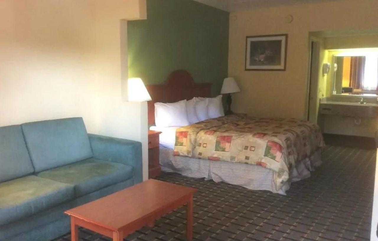 Super 8 By Wyndham Near Downtown / I-40 Hotel